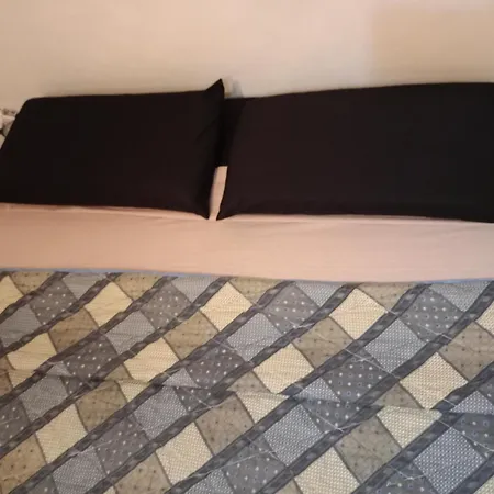 Appartamento Santa Giusta شقة *